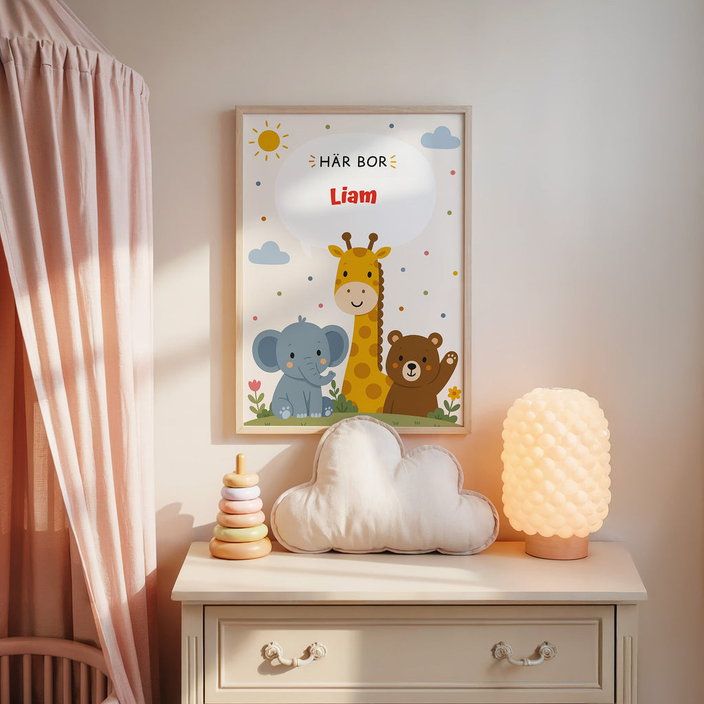 Personlig namnposter med djur – Här bor med röd text poster